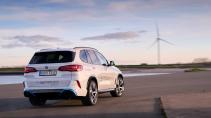 BMW iX5 Hydrogen rijdend schuin achter