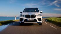 BMW iX5 Hydrogen rijdend recht van voren