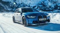 BMW M3 Touring rijdend in de sneeuw schuin voor