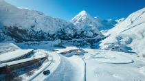 BMW M3 Touring rijdend bovenkant sneeuw landschap