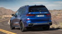 BMW X7 M60i xDrive (20223) schuin achter rijdend