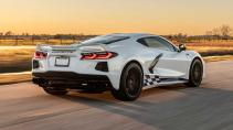 Chevrolet Corvette C8 door Hennessey rijdend op een weg schuin achter