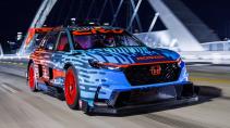Honda CR-V Hybrid Racer schuin voor rijdend