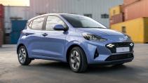 Hyundai i10 facelift 2023 schuin voor rijdend
