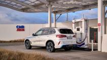 BMW iX5 Hydrogen bij tankstation