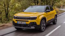 Jeep Avenger 1st Edition (2023) rijdend schuin voor
