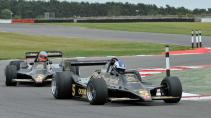 Lotus 79 rijdend op een circuit schuin voor
