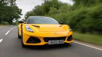 Lotus Emira rijdend voorkant