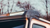 Mercedes G-klasse G63 4x4 2 van Brabus koolstofvezel beschermer op het dak