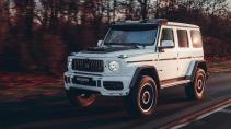 Mercedes G-klasse G63 4x4 2 van Brabus rijdend op een weg schuin voor