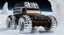 Mercedes G-klasse van Moncler schuin voor