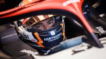 Nyck de Vries helm in de F1-auto van AlphaTauri