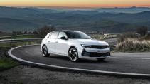 Opel Astra GSe (2023) rijdend schuin voor