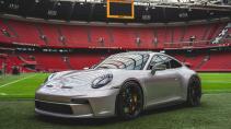 Porsche 911 GT3 Touring in de Johan Cruijff ArenA schuin voor