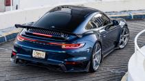 Porsche 911 Turbo S door 1016 Industries schuin achter