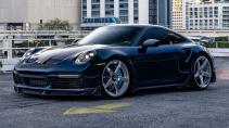 Porsche 911 Turbo S door 1016 Industries schuin voor