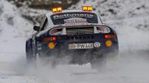 Porsche 959 Parijs-Dakar rijdend in de sneeuw achterkant