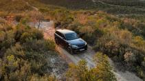 Range Rover Sport P510e Autobiography (2023) rijdend schuin voor offroad