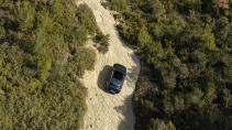 Range Rover Sport P510e Autobiography (2023) rijdend boven offroad