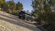 Range Rover Sport P510e Autobiography (2023) rijdend schuin achter offroad