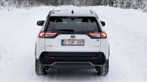 Toyota RAV4 GR Sport in de sneeuw achterkant