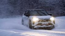 Toyota RAV4 GR Sport in de sneeuw rijdend schuin voor ruitenwissers