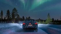 Volkswagen Touareg facelift (2023) in de sneeuw donker achter
