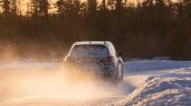 Volkswagen Touareg facelift (2023) in de sneeuw schuin achter