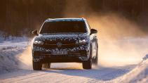 Volkswagen Touareg facelift (2023) in de sneeuw schuin voor