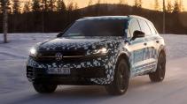 Volkswagen Touareg facelift (2023) in de sneeuw schuin voor