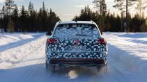 Volkswagen Touareg facelift (2023) in de sneeuw achter