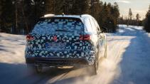 Volkswagen Touareg facelift (2023) in de sneeuw schuin achter
