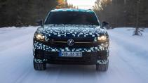 Volkswagen Touareg facelift (2023) in de sneeuw voor
