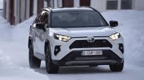 Toyota RAV4 GR Sport rijdend voorkant in de sneeuw