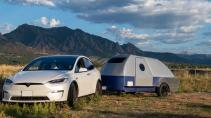 Colorado Teardrops vouwwagen met batterij met Tesla Model X
