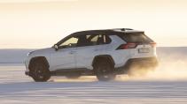 Toyota RAV4 GR Sport rijdend schuin achter ijsmeer sneeuw