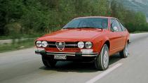 Alfa Romeo Alfetta GTV rijdend schuin voor
