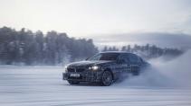 BMW i5 testauto driftend op een bevroren meer schuin voor