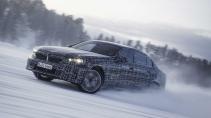 BMW i5 testauto driftend op een bevroren meer schuin voor