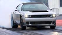 Dodge Challenger SRT Demon 170 schuin voor tijdens burnout op dragstrip