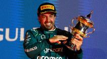 Fernando Alonso met beker op podium (Aston Martin)