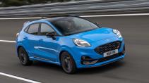 Ford Puma ST Powershift rijdend op een weg schuin voor
