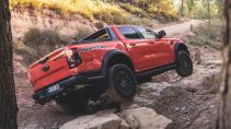 Ford Ranger Raptor rijdend schuin achter over rotsen