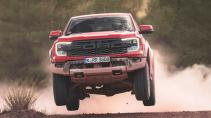 Ford Ranger Raptor rijdend op zandweg maakt een sprong