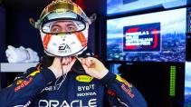 GP van Australië 2023 Verstappen zet helm op