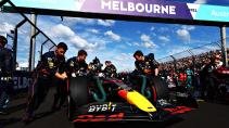 GP van Australië 2022 Pérez op de startgrid schuin voor met monteurs