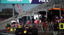 GP van Australië 2022 Verstappen rijdend in de pitsstraat
