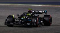 GP van Bahrein 2023 Lewis Hamilton rijdend in het donker voorkant