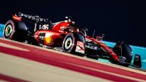 GP van Bahrein 2023 Charles Leclerc rijdend in het donker schuin voor