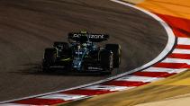 GP van Bahrein 2023 Fernando Alonso rijdend in het donker voorkant